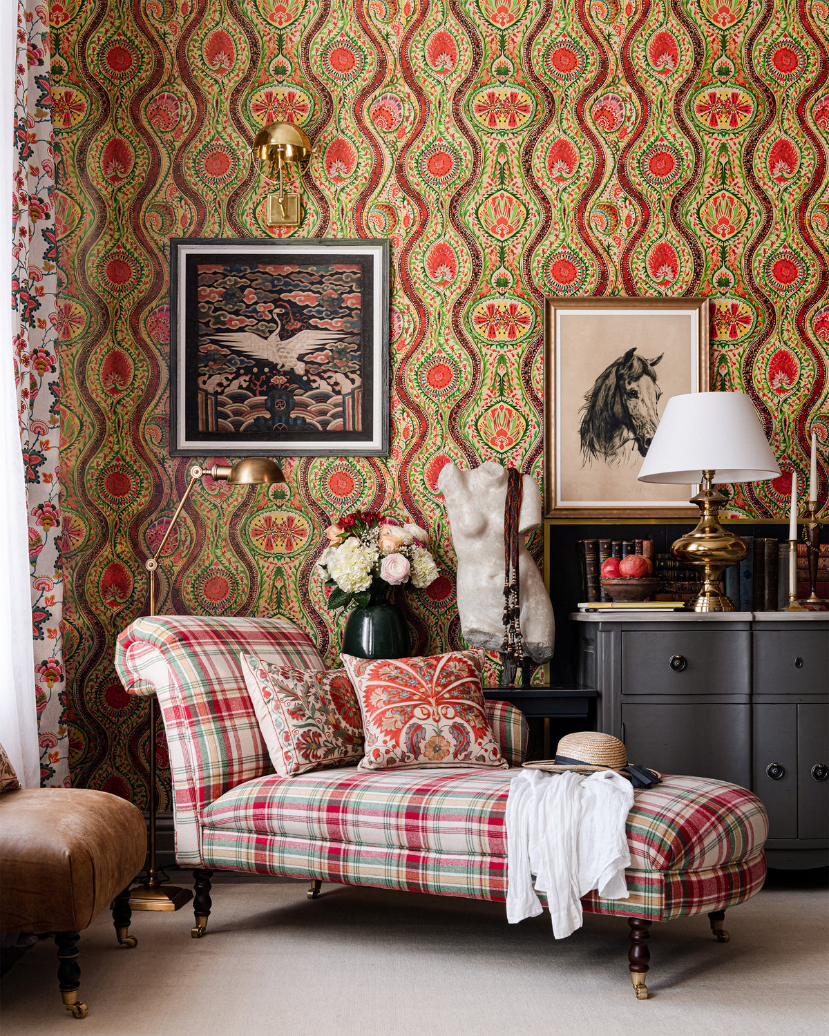 HIPPIE PAISLEY WALLPAPER