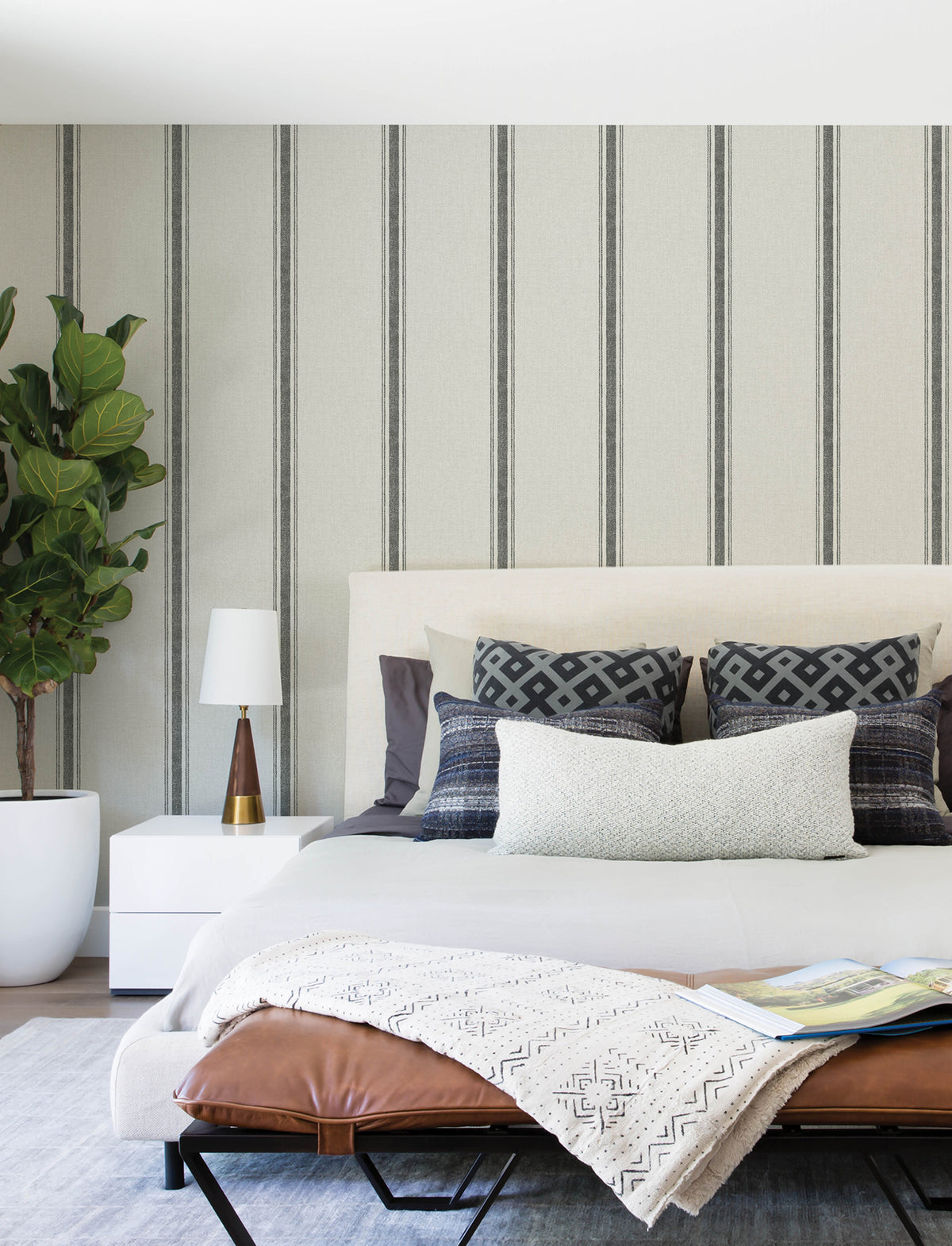 Linette Wallpaper - Black room setting