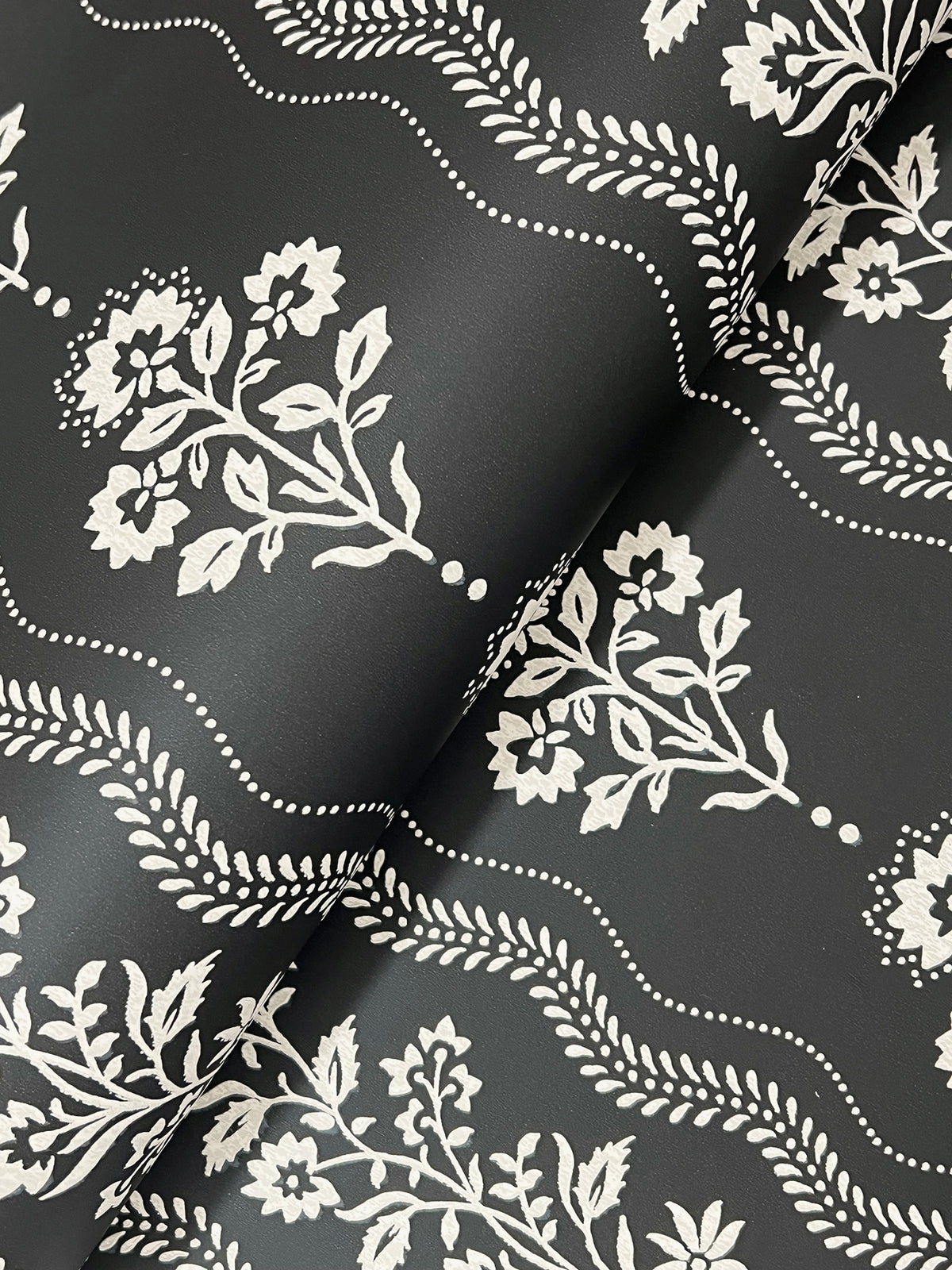 Lenea Wallpaper - Black wallpaper detail