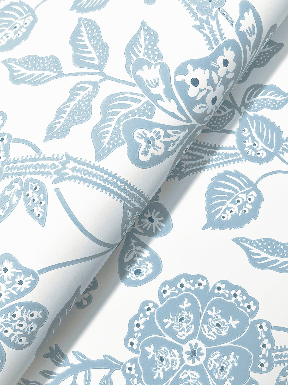 Gracie Garden Blue & White Wallpaper detail – 4212-84401