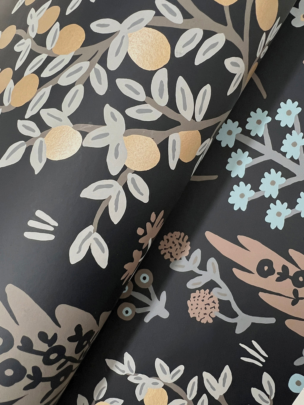 Fenna Black Wallpaper detail – 4212-84409