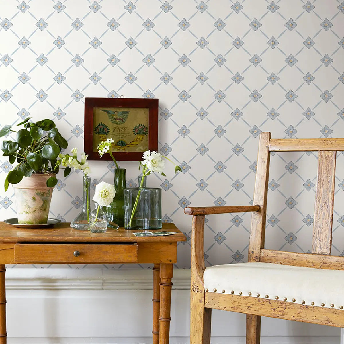 Linné Wallpaper in an interior setting