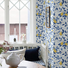 Load image into Gallery viewer, Citronträd Wallpaper in an interior setting