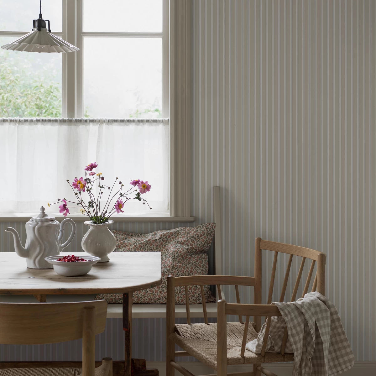 Pärlrand Wallpaper in an interior setting