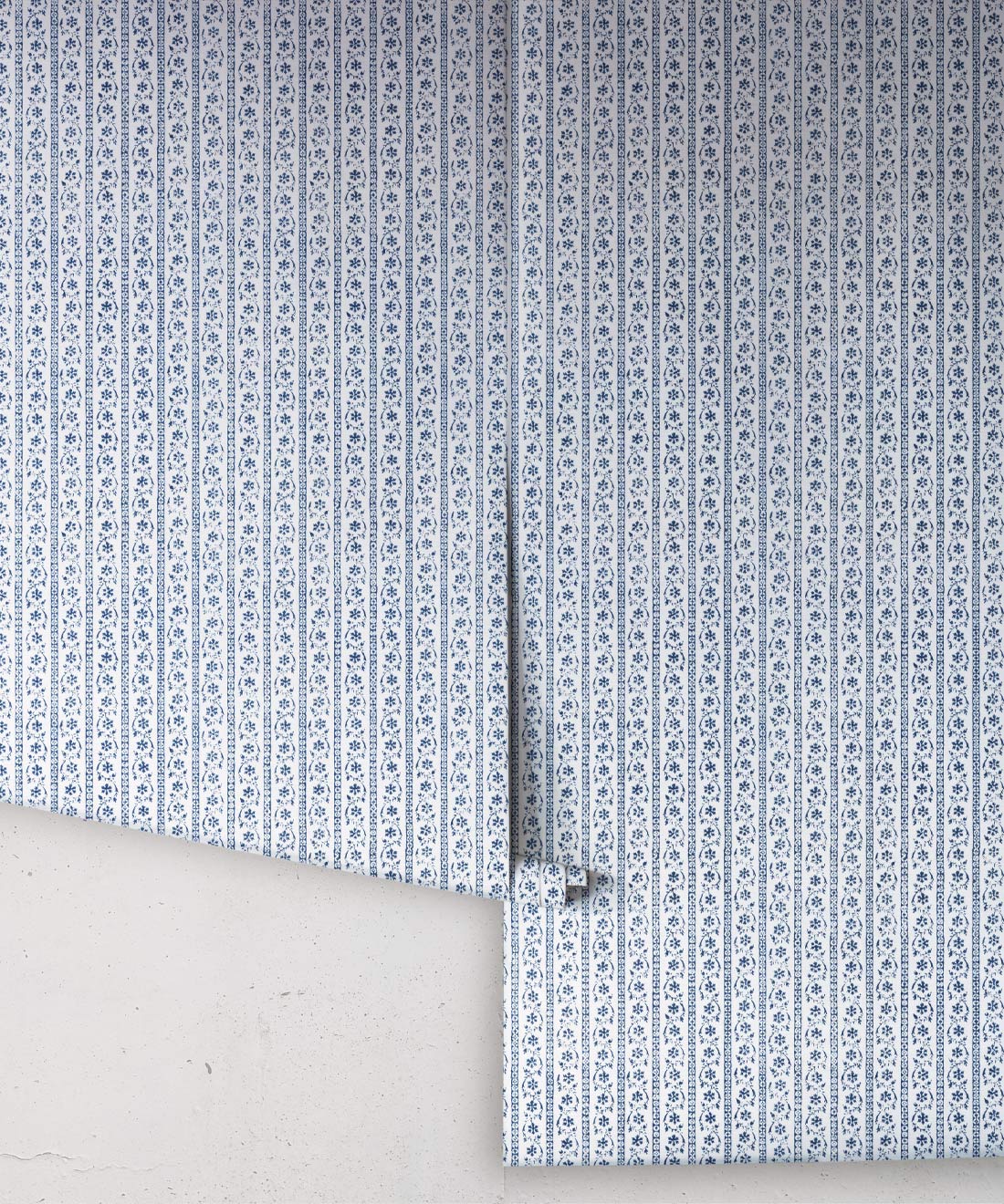 Daisy Chain Wallpaper • Indigo Ivory • Rolls