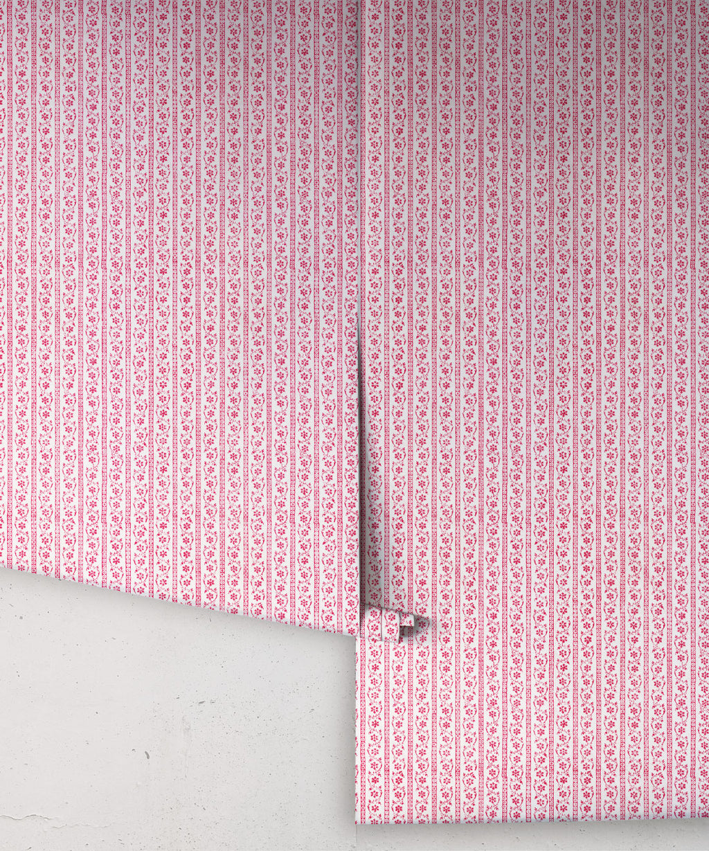 Daisy Chain Wallpaper • Poppy Ivory • Rolls