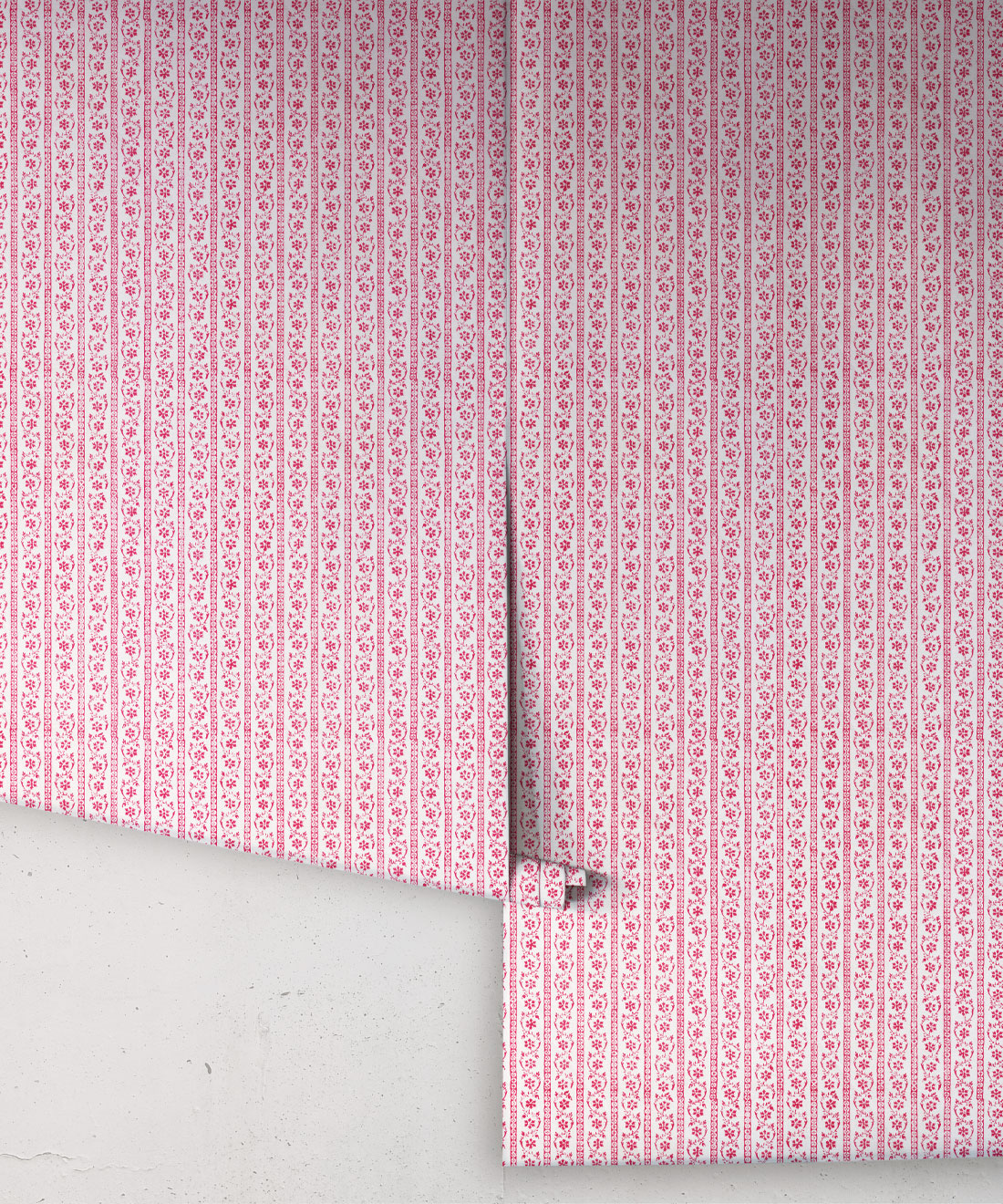 Daisy Chain Wallpaper • Poppy Ivory • Rolls