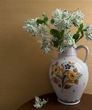 Load image into Gallery viewer, Gilded Ochre Grasscloth Wallpaper - Fable Collection by M&amp;K Studios - Insitu