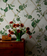 Load image into Gallery viewer, Petite Ivy Grasscloth Wallpaper - Colorway: Irish Linen Cane - Insitu