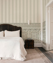 Load image into Gallery viewer, Pietra Mural - Palace Grove Collection - M&amp;K Studio - Insitu - Colorway: Linen