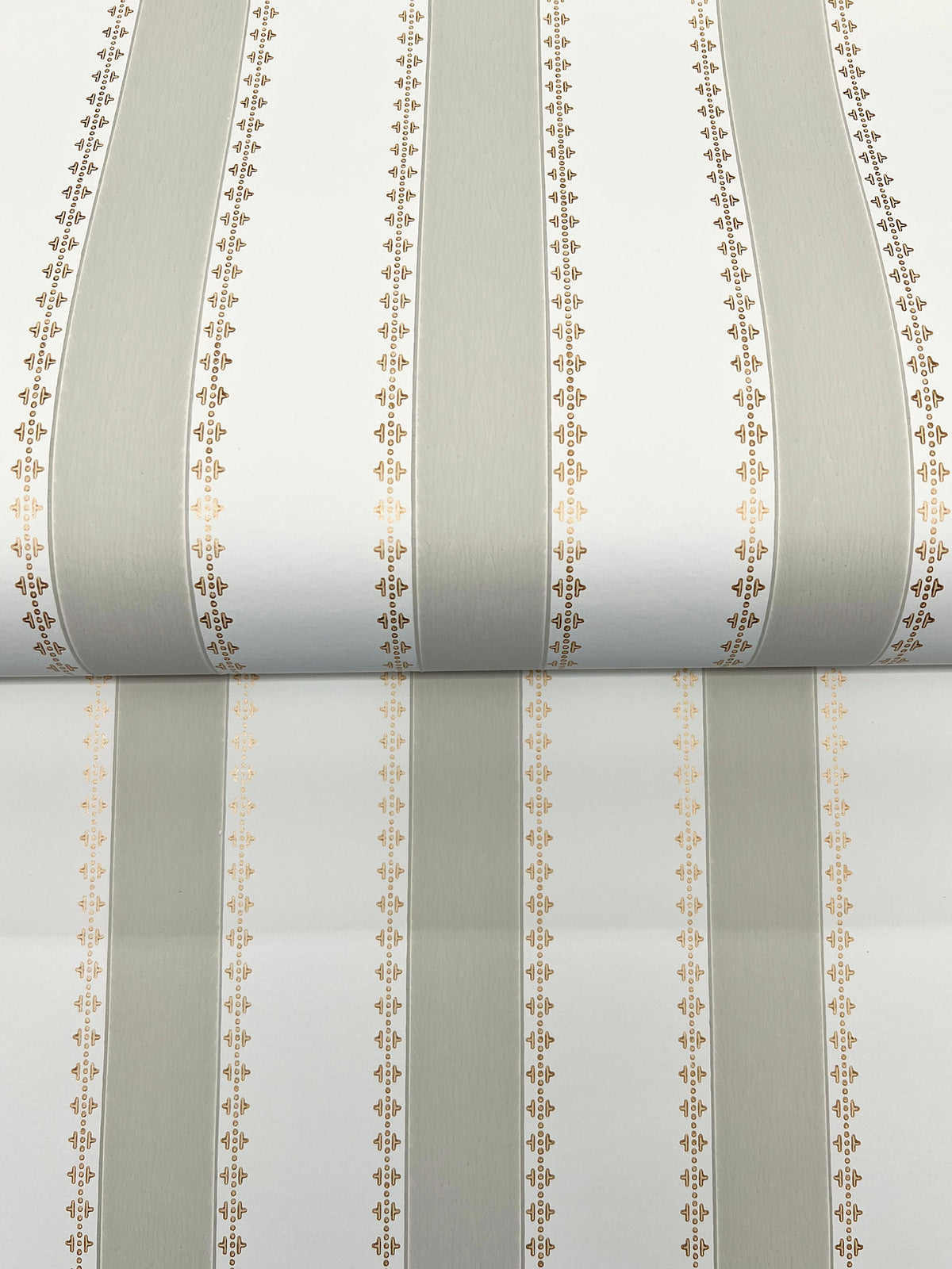 Tilford Wallpaper - Beige & White wallpaper detail