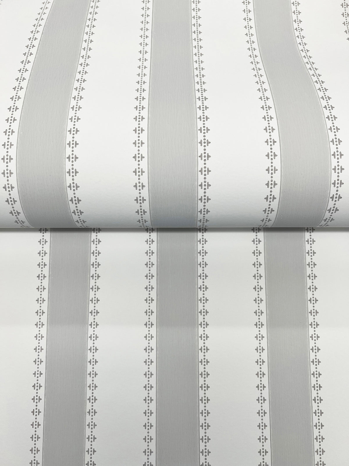 Tilford Wallpaper - Grey & White wallpaper detail