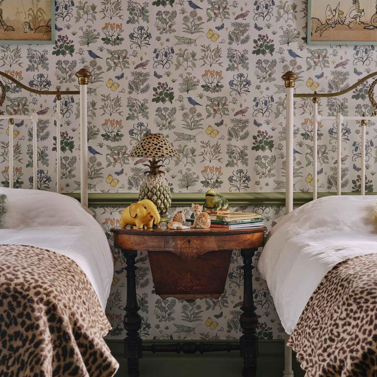 VOYSEY'S GARDEN MAGNA Wallpaper - Off White